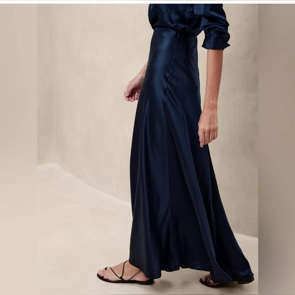 NWT Banana Republic Hyper Navy Blue Serenade Silk Maxi Skirt Size Small. - Picture 3 of 9